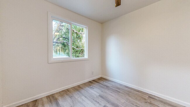 Building Photo - Bright & Clean Single Level FIVE bedroom i...