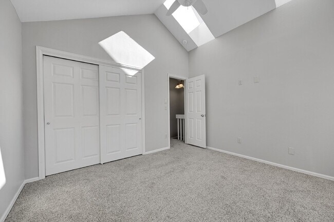 Building Photo - $2,195.00 - 2 Bed, 1.5 Bath, Townhome in L...