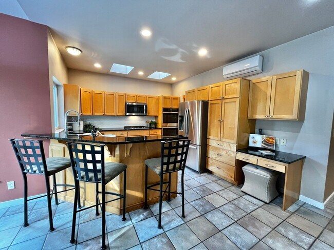 Building Photo - Seabeck Heights Home with Pickle Ball Court!