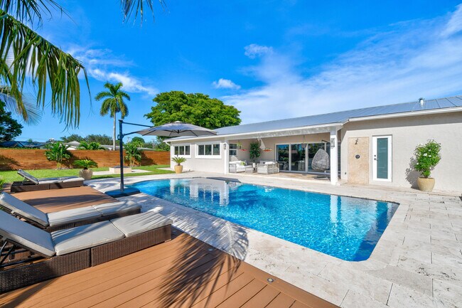 Building Photo - 7101 W Lake Dr