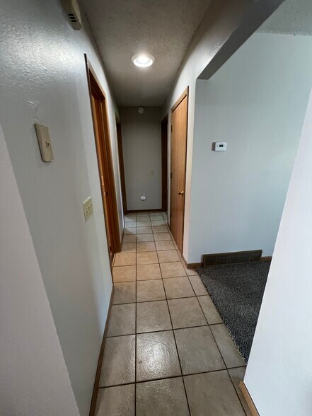 Building Photo - 545 Pine Tree Dr
