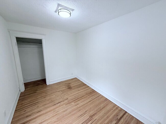 Building Photo - 3101 NE Tyler St