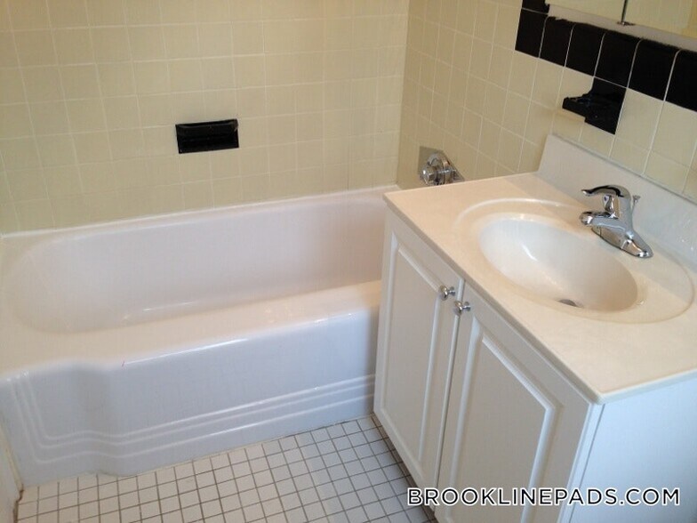 Building Photo - 117 Thornton Rd