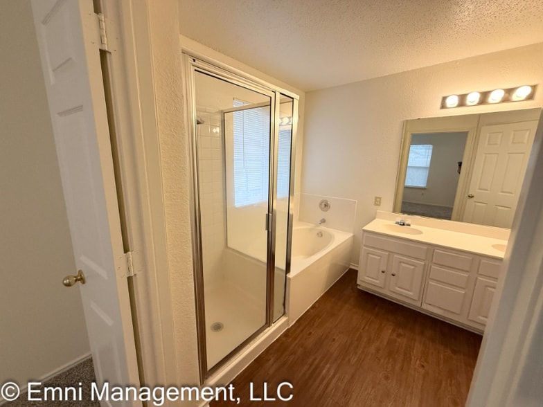 Building Photo - 2207 Garrett Dr