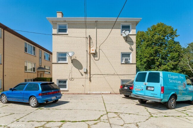 Building Photo - 4752 N Menard Ave