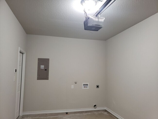 Building Photo - Town home for rent