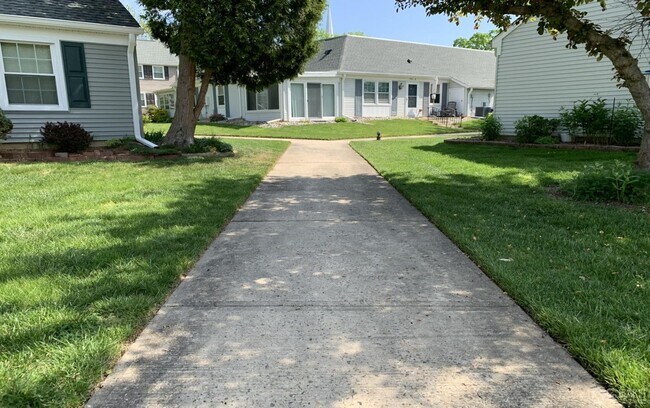 Building Photo - 301B Sharon Way