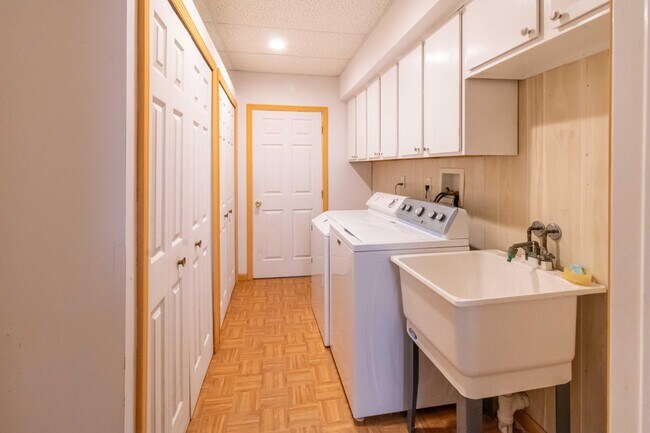 Building Photo - 2864 Mystic Dr