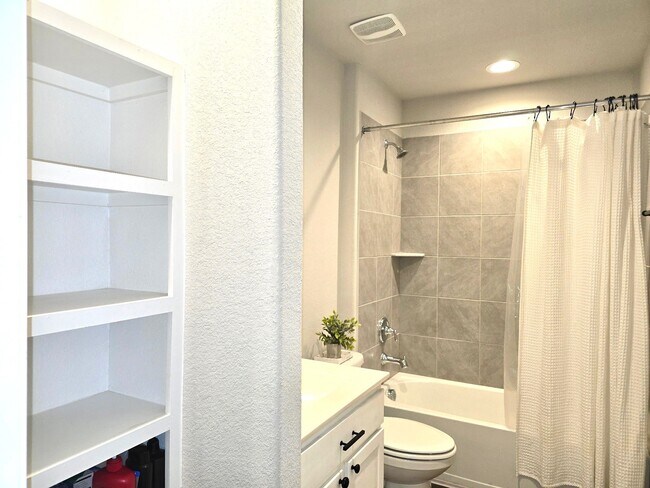 Building Photo - 519 Kickapoo Dr