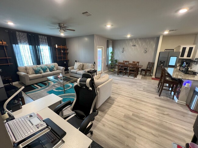 Building Photo - Stunning 4-Bedroom Home in Zachary's Mirav...