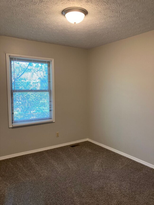 Building Photo - 3 Bedroom, 1.5 bath Home