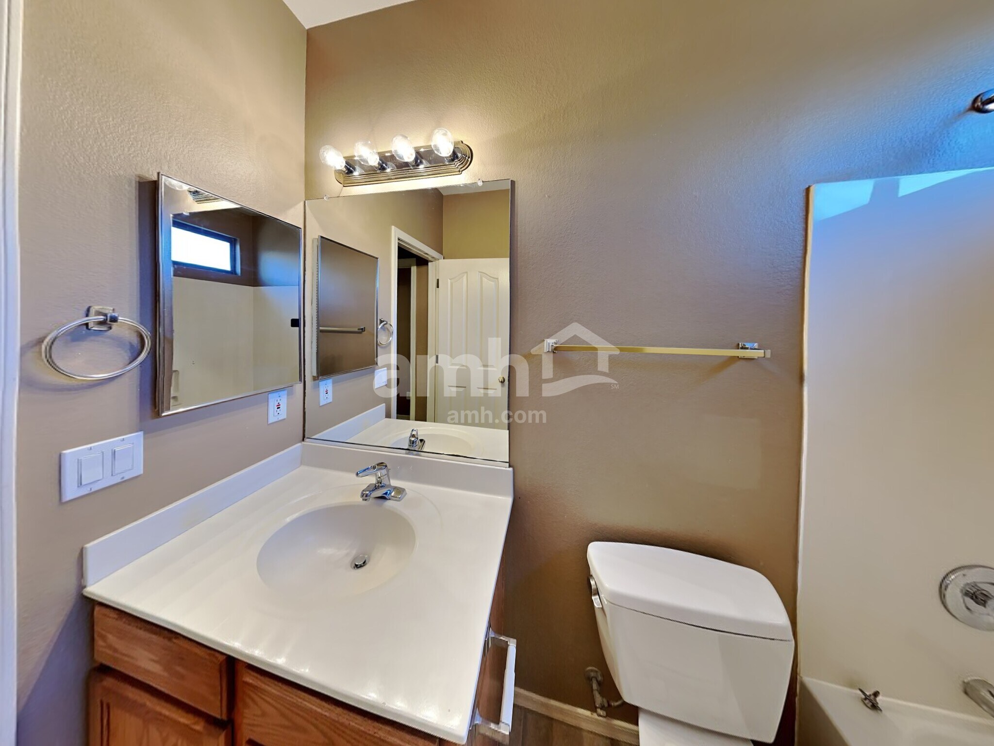 Building Photo - 2150 E Bellerive Pl