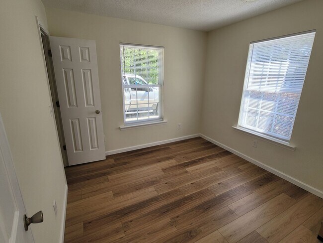 Building Photo - 1852 Horseshoe Dr