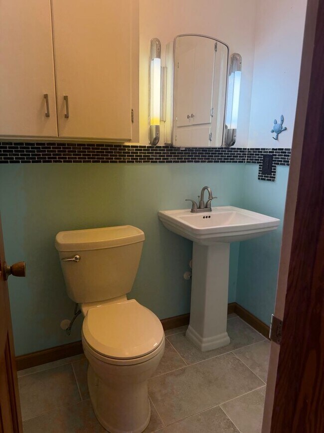 Building Photo - 302 Oak Dr