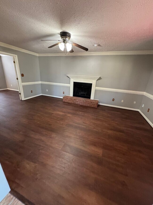 Building Photo - ** AVAILABLE NOW ** in Waterford Subdivision