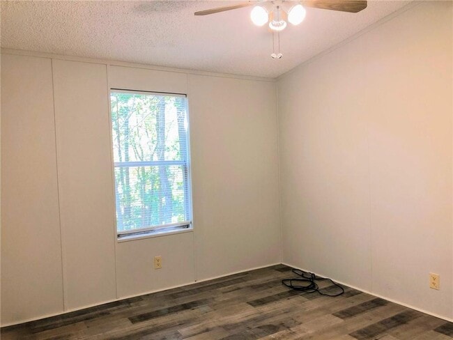 Building Photo - 584 Mountain Ridge Dr