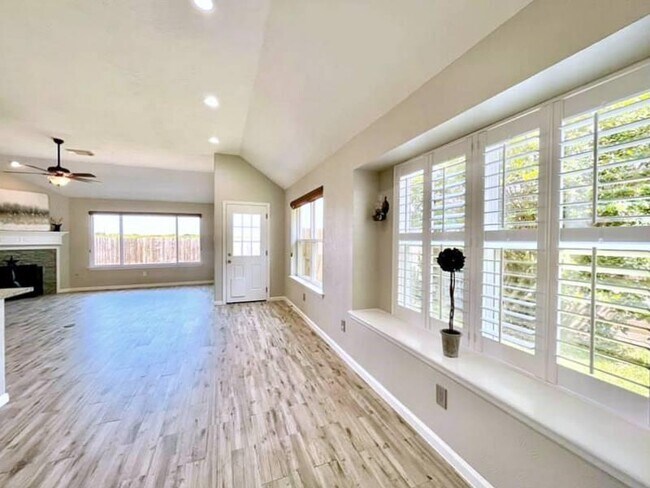 Building Photo - 2526 Lake Dale Ln