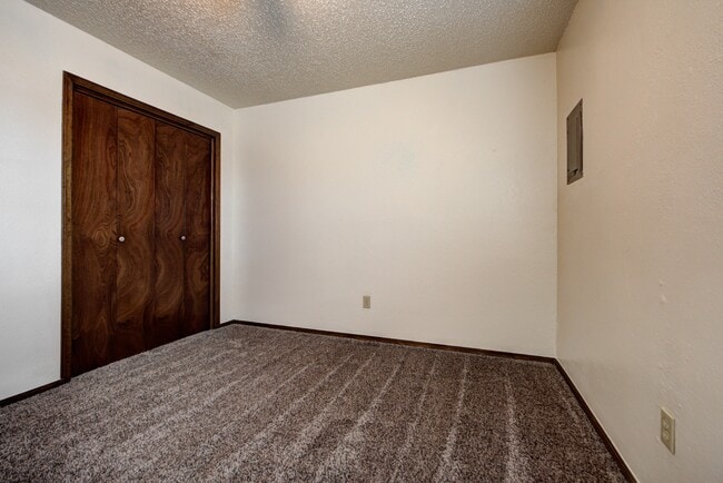 Building Photo - 1315 Glen Oaks Ct