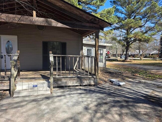 Building Photo - 202 Rosemary Ln