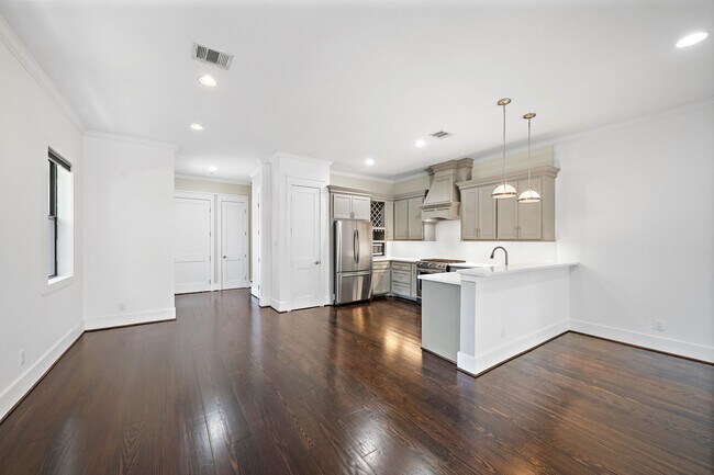 Building Photo - 819 Algregg St