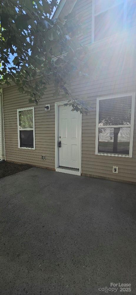 Building Photo - 2715 Meadow Knoll Dr