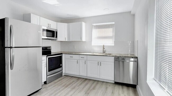 Building Photo - 2737 Stuart Dr