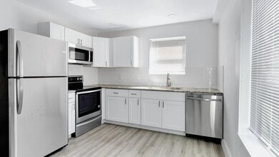 Building Photo - 2737 Stuart Dr