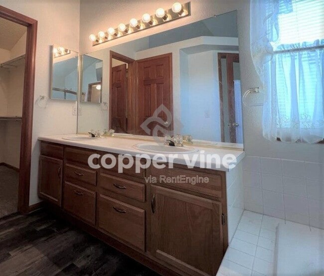 Building Photo - 8535 Oak Way