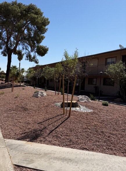 Building Photo - 575 S Royal Crest Cir