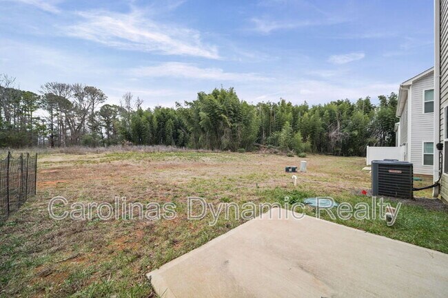 Building Photo - 916 S Battleground Ave