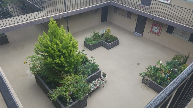 Building Photo - 1061 Park Ave