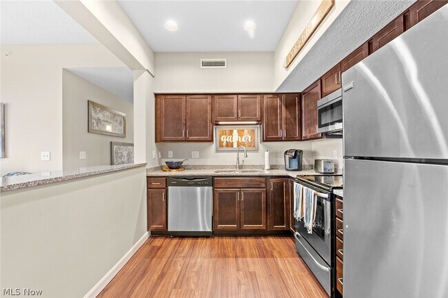 Building Photo - 558 Colony Park Dr