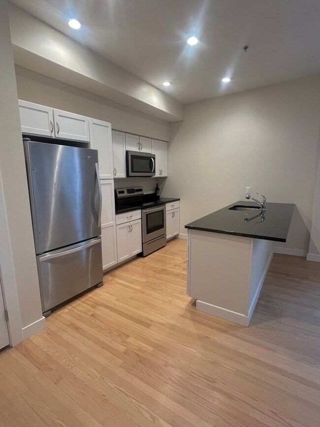 Building Photo - Putnam Hotel – $2,041 – 1 Bedroom/1 Bathroom, 690 SQ.FT. – UTILITIES INCLUDED, Available Immediately