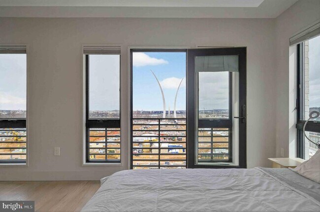 Building Photo - 911 S Oak St