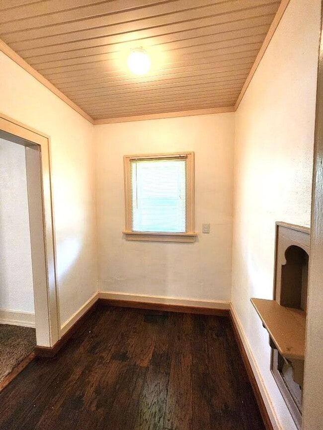 Building Photo - 2 Bed 1 Bath Plus Bonus Room in YOUNGS ENG...