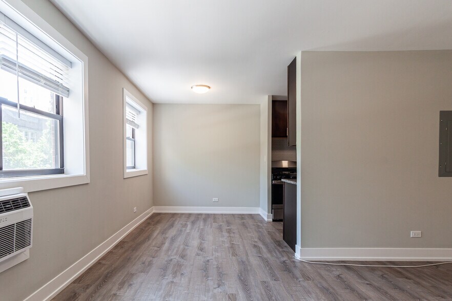 Building Photo - 525 W Surf St