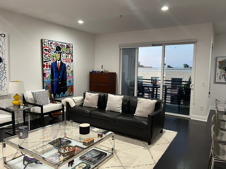 Building Photo - 300 E 4th St