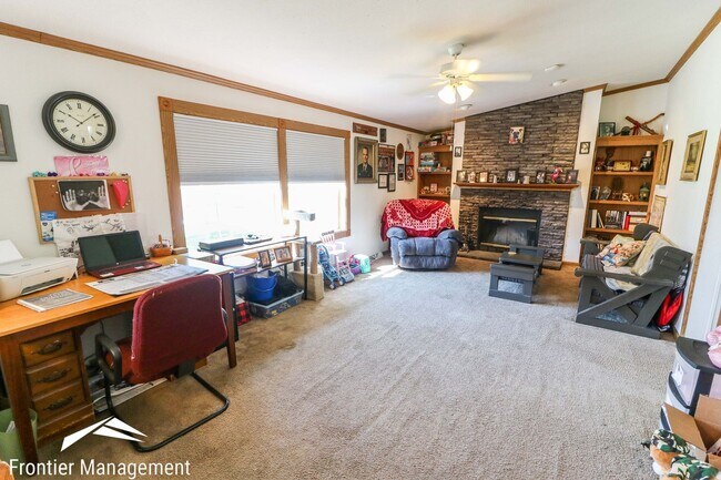 Building Photo - Awesome 3 bedroom 2 bathroom home located in OGDEN KS!
