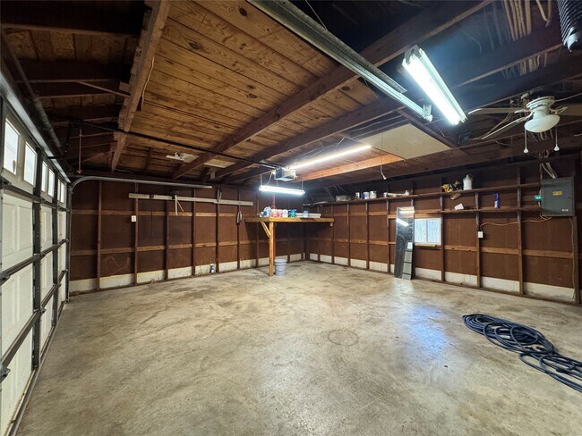 Building Photo - 122 Camellia St