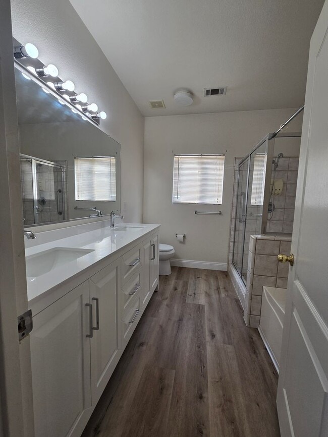 Building Photo - 4 BR + Flex 2 BA Available 9/15