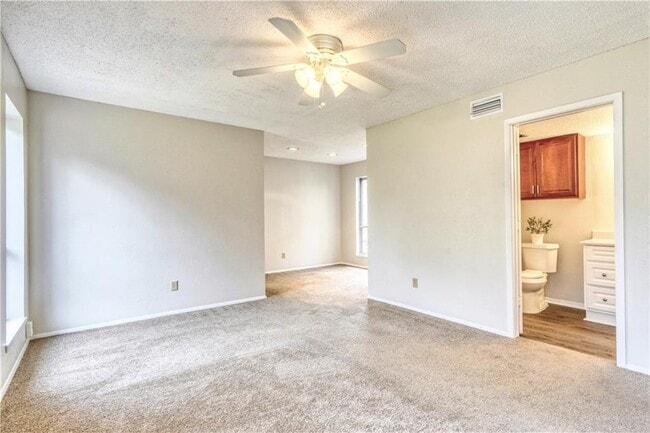Building Photo - Large single story home in Bedford