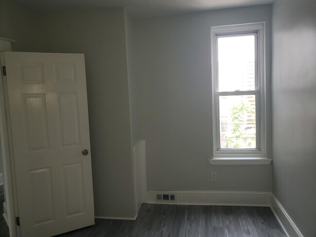 Building Photo - 3050 Memphis St