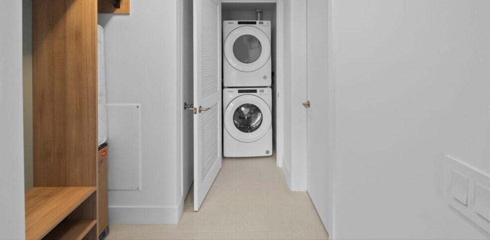 Building Photo - 701 NE 1st Ave