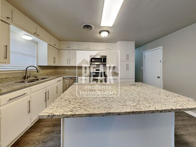 Building Photo - $1900 Charming 3/2 in Beautiful Wedgewood! Coming soon!