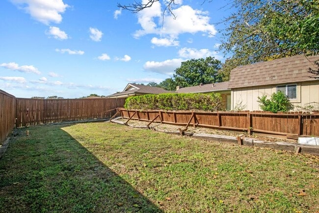 Building Photo - Charming 3-Bedroom Home with Garden Oasis