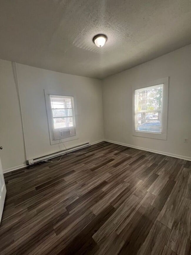 Building Photo - Beautiful 4 bedroom 1.5 bath House