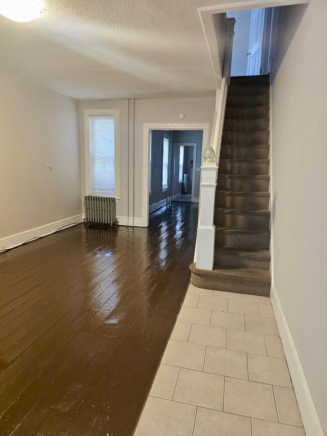Building Photo - 3 Bedroom