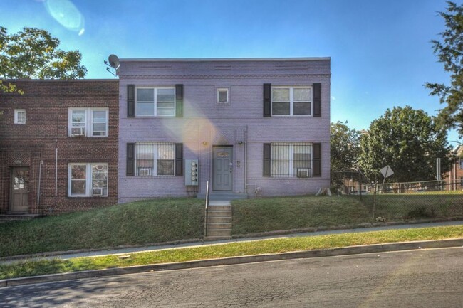 Building Photo - 928 19th St NE