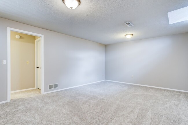 Building Photo - Four Bed, Two Bath!