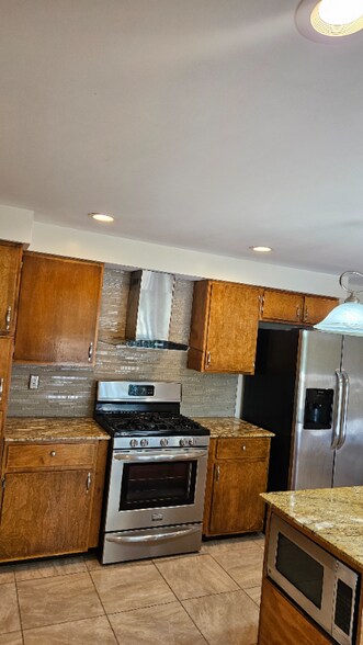 Building Photo - 1605 W Lincoln Wood Pl